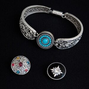 NWOT Elegant Silver Colored Fashion Bracelet Set